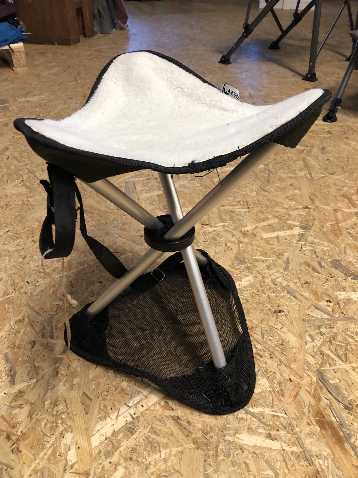 Eagle-Products-Klapp-Sitz-Dreibein-3